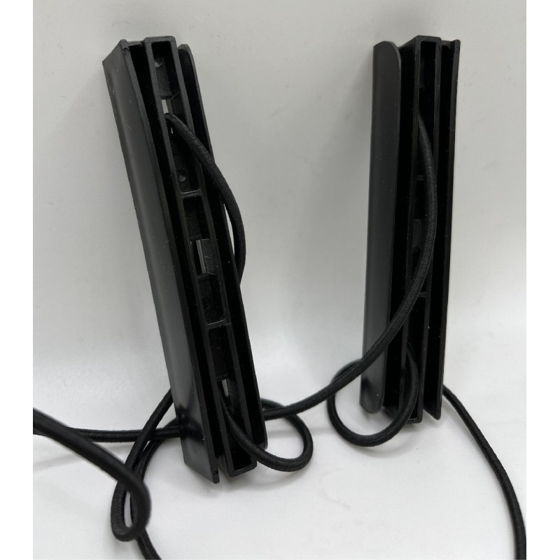 Attache cache-plaques