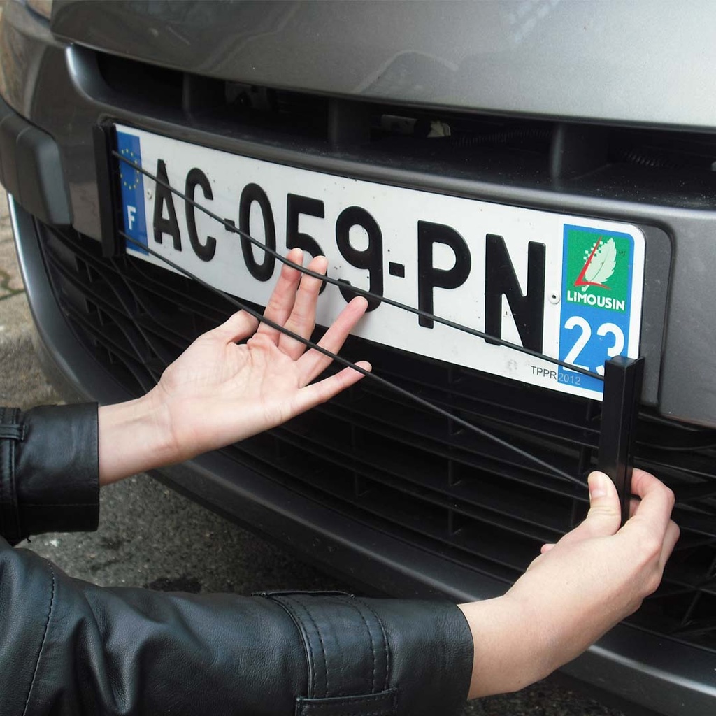 Attache cache-plaques